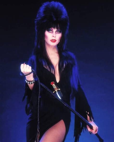 “Elvira, Mistress Of The Dark”: Stunning Photos of Cassandra。